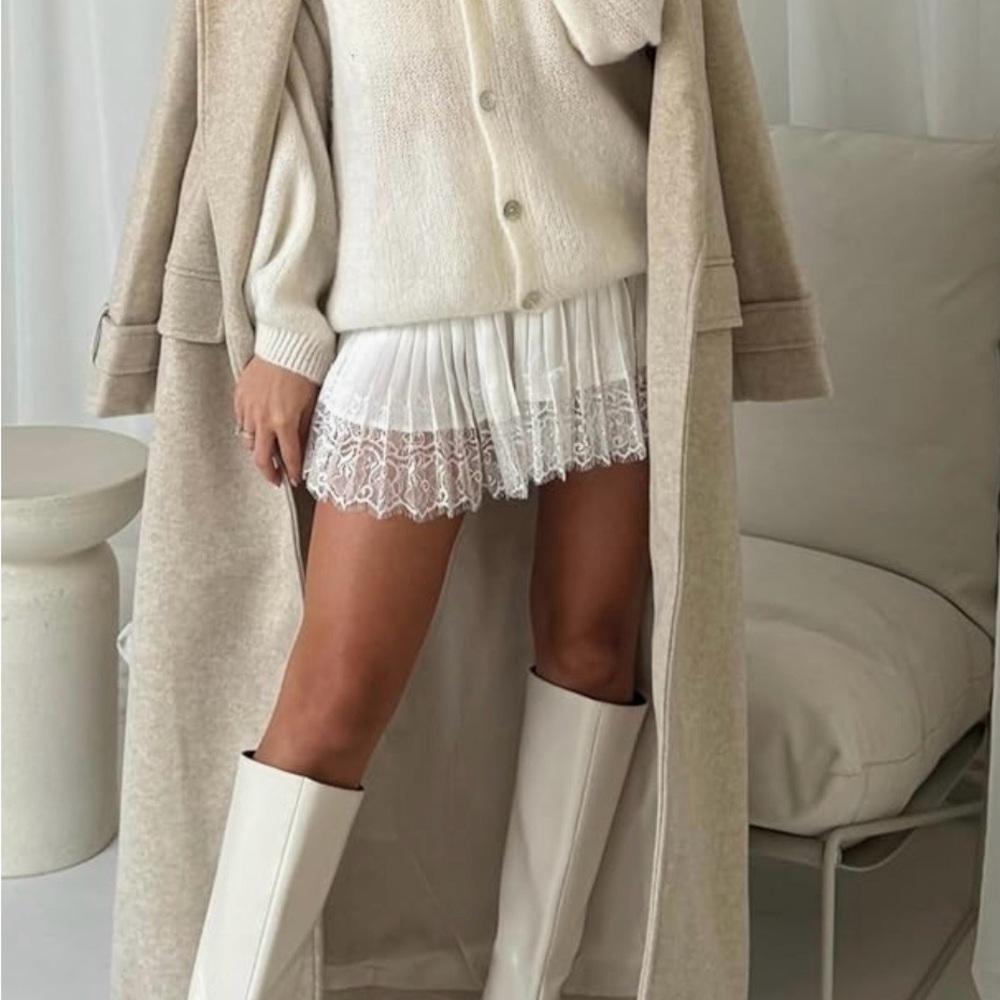 Elegant White Lace Pleated Skirt - Picture 2 of 3